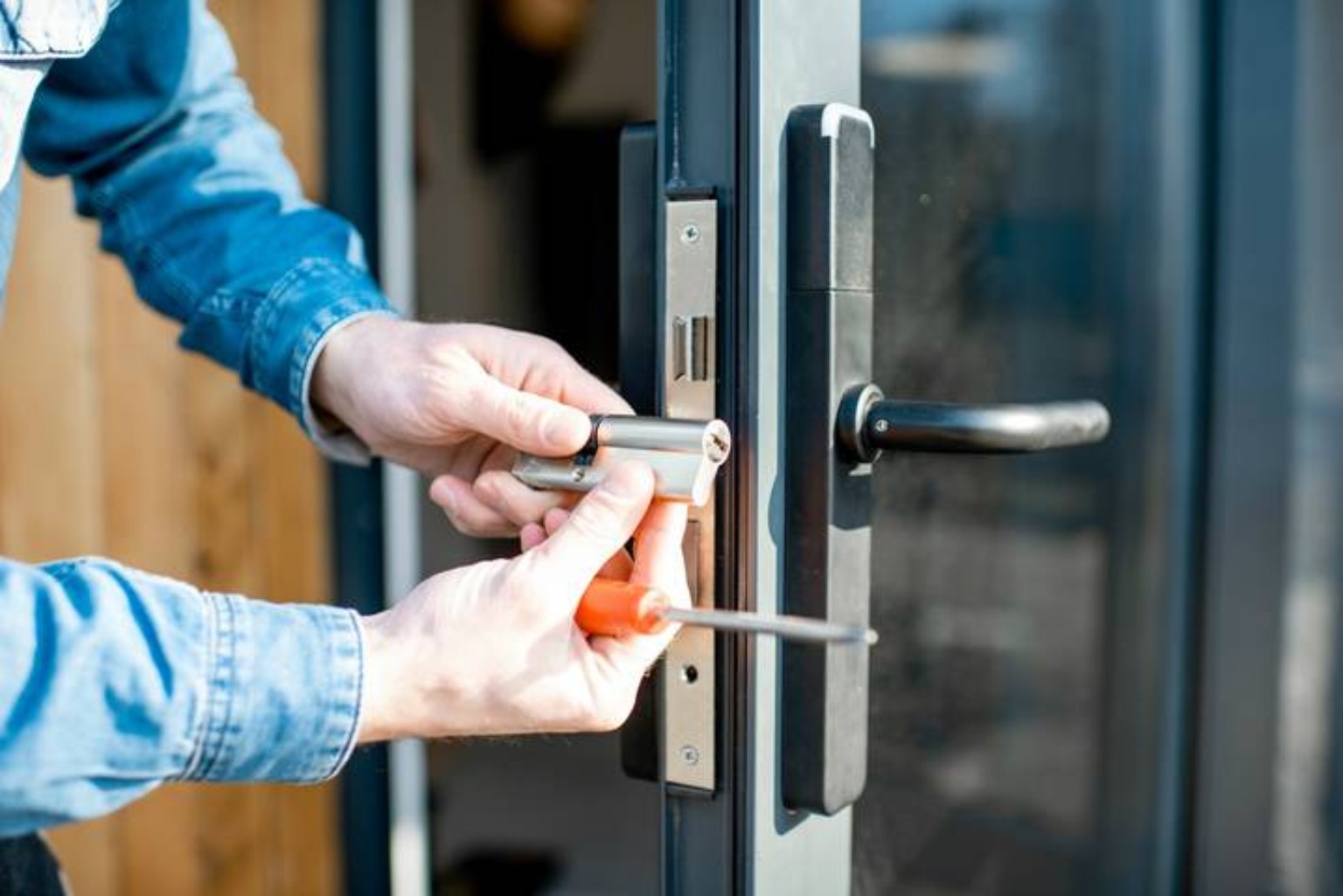 Lock change and cylinder replacement